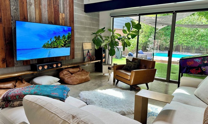 Woodland Heights Casa | Lux Resort Style Modern Home - 3500 SQ FT - Pool