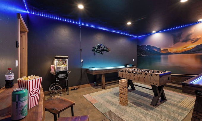 Coram Condominio | Lux Retreat! Hot Tub! Game Room! 6 Mins to GNP