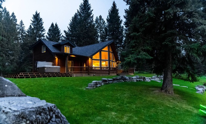 Olney Cabina | Lux Riverfront cabin w/ Hot Tub & Sauna