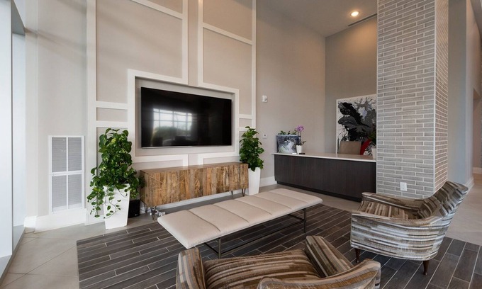 Westside Apartamento | Lux & Spacious 1BD Apt with Pool View!