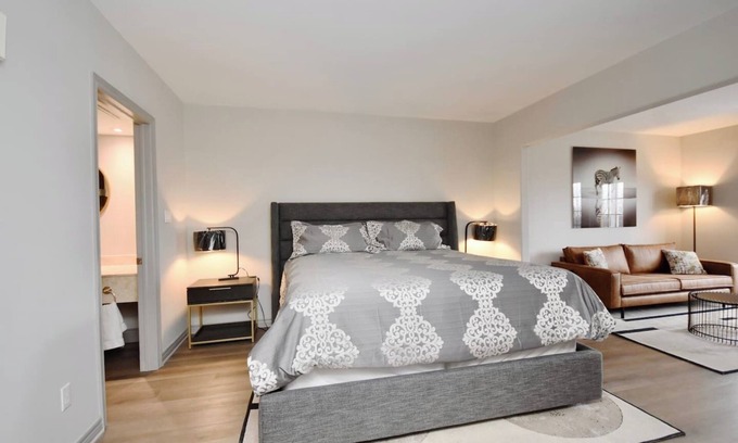 Oro-Medonte Apartamento | Lux Studio-King Bed with Pool on Grounds