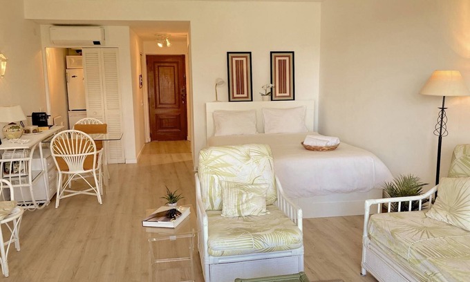 Estoril Apartamento | Lux Studio steps to the beach facing Estoril Casino Gardens