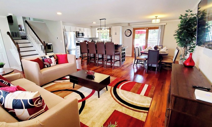 Fox Valley Casa | Lux TriLevel Big 4 BR House Yard & Pond View in the Hearth of Schaumburg