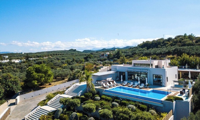 Platanias Town Villa | Lux Villa 500mt to beach★Gym & Basket ★Heated pool