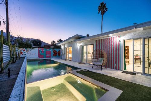 Palm Springs Casa | Lux Villa 5BR Pool, Putting Green, Bikes, Views!