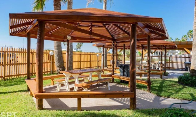South Padre Island Apartamento | Luxe 1 bedroom Walk to Beach Pool 1 Bedroom Home by RedAwning