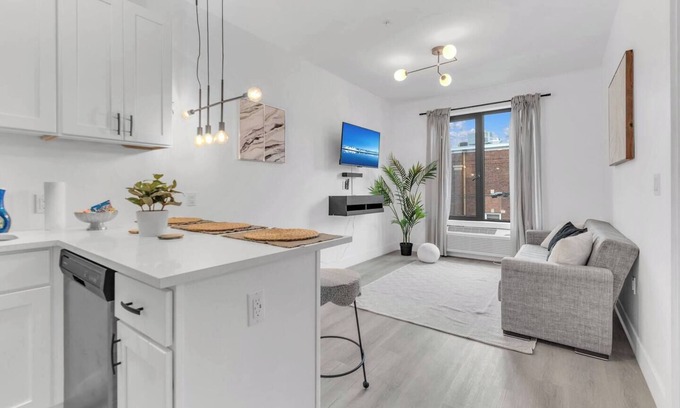 Elizabeth Apartamento | Luxe 1BR/5 Min to EWR/Near Prudential & NYC