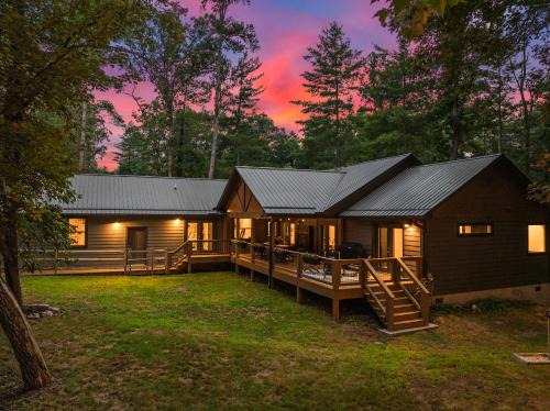 Asheville Casa | LUXE, 2 miles to Downtown, Hot Tub, Fire Pit, Secluded Serenity of the Blue Ridge Mountains