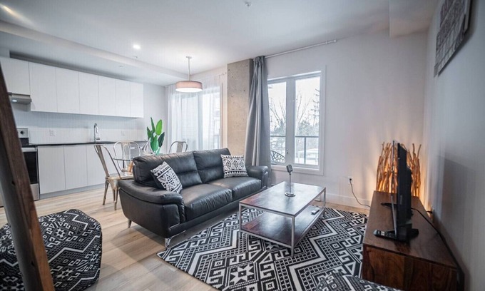 Pointe-de-Sainte-Foy Apartamento | Luxe 2BR Apt with Gym, Close to Parc Saint-Benoît
