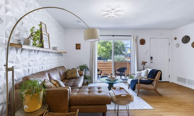 St. Johns Condominio | Luxe 2BR Retreat with Home Theater Espresso and Parking