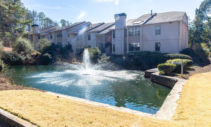 Sandy Springs Condominio | LUXE 3BR 2BA in Atl's Historic Pill Hill-Swim Pool, Tennis, Duck Pond, Cabanas!
