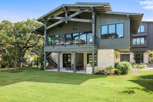 Spicewood Casa | Luxe 3BR Lake Escape - BBQ Firepit & Pickleball