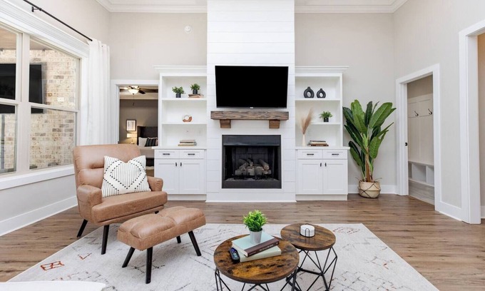 Kathleen Casa | AtHome+1 Stay | Luxe 3BR | Sleeps 10