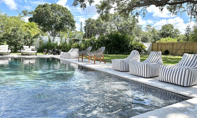 Ringling Park Casa | LUXE 4 BED SALTWATER POOL