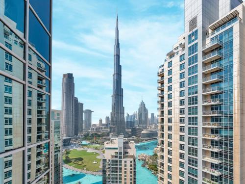 Downtown Dubai Apartamento | Luxe 4 bedroom Apartment I Burj Khalifa & Fountain Views I Free Gym, Pool, Parking, Wi-Fi and PS5 I by Skyline Serenity