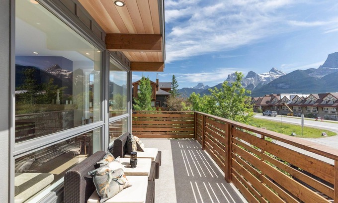 Teepee Town Apartamento | Luxe 4BR Retreat + Hot Tub & Scenic Mountain Views