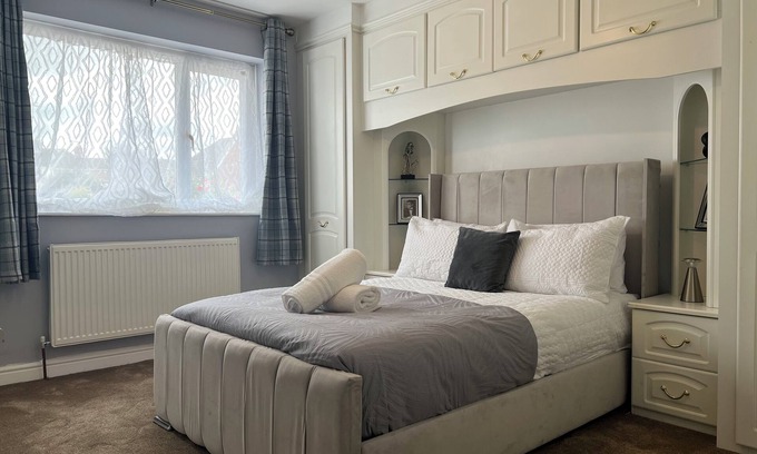 Snodland Casa | Luxe 5 Bed Bungalow In Snodland, Medway. Kent 10 Cooper Road, Kent, ME6 5JH, UK.