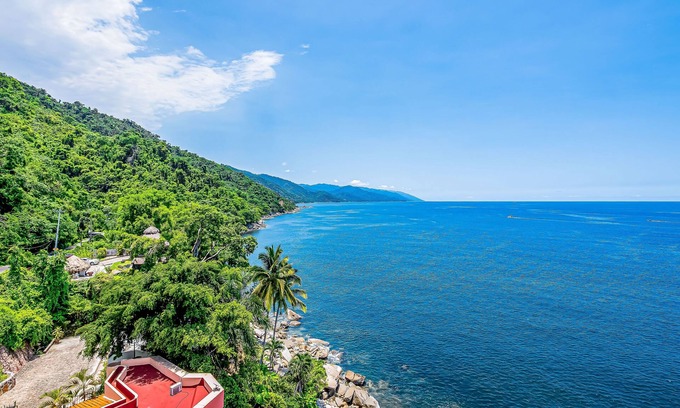 Mismaloya Apartamento | Luxe 8th-floor condo with endless ocean views, pool, spa & balcony