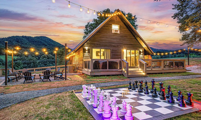 Leicester Cabina | Luxe A-Frame, Stunning Views, Pickleball, Sauna, Mini Golf, Mins to Downtown AVL