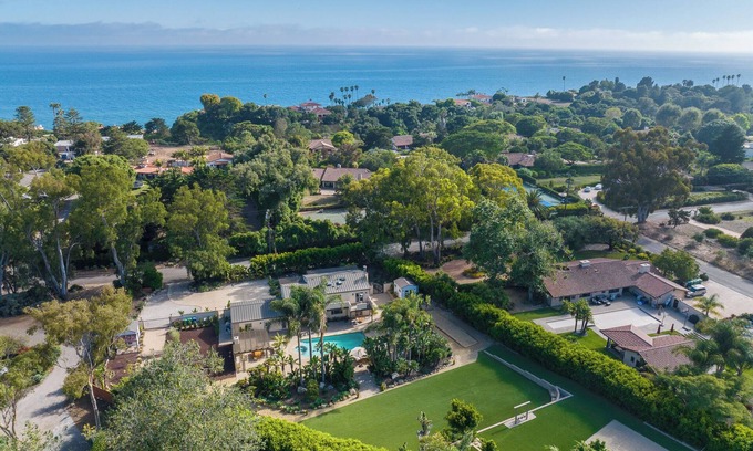 Campanil Casa | Luxe Beach Resort. Pet Friendly. 2 minutes to beach. Grand Pool-Spa!