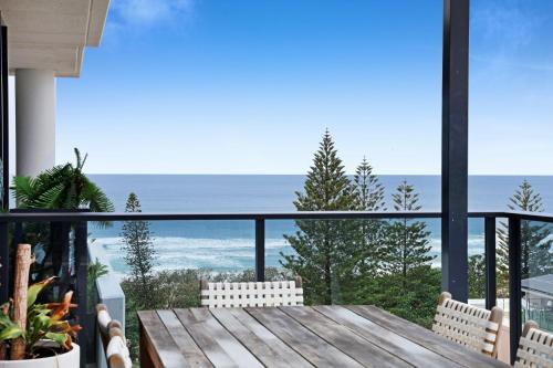 Burleigh Heads Apartamento | Luxe Beachfront 2-Bed With Gym Pool & Views