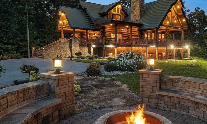 Gatlinburg - Pigeon Forge Cabina | Luxe Bear Lodge 2.0 Gatlinburg 15 Min 30 Guests 8 King Bedroom Suites 10 Baths
