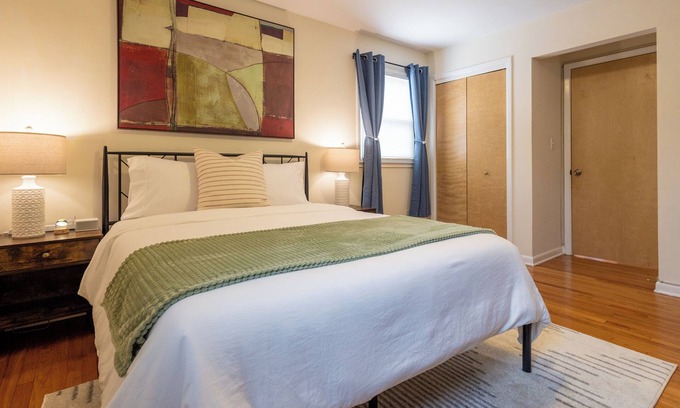 Belleville Apartamento | Luxe Belleville 1 Bed - Pets OK, Parking, Laundry, Fios, Safe, Dog Park Nearby