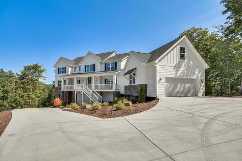 Black Mountain Casa | Luxe Black Mountain Manor on 15 Acres!