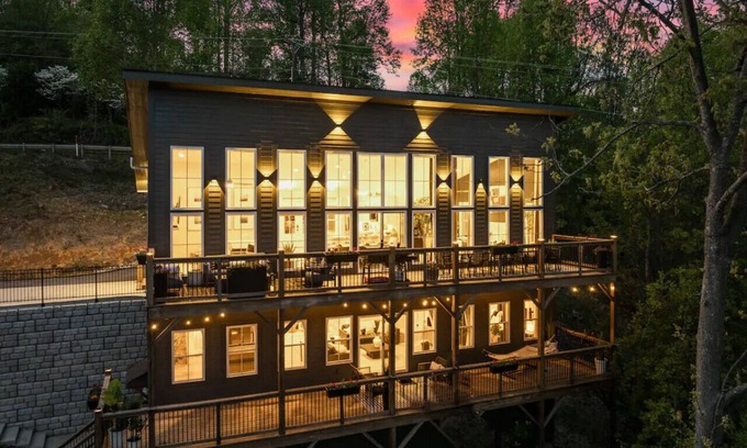 Laurel Park Casa | New, Luxury, Secluded, Breathtaking Mountain Views, HotTub, FirePit