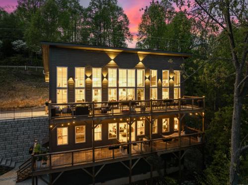 Laurel Park Casa | LUXE, Breathtaking Mountain Views, Hot Tub, Fire Pit, Fire Pit Table, Pool Table, 2 Living rooms, Universal EV Station