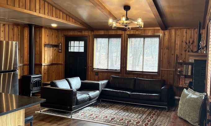 Albrightsville Cabina | Luxe Cabin, 5 minutes to Lake & Pool 2Bed2Bath, Pet friendly +Resort Amenities
