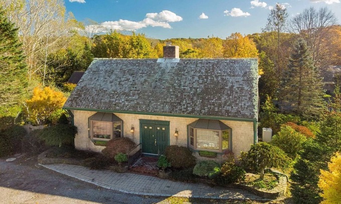 Brewster Casa | Luxe Cape Cod Farmhouse. Walk to Ellis Landing Beach!