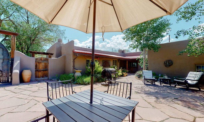 Taos Casa | Luxe Casita - Fireplace, Full Kitchen & Steam Shower - Walk to Eateries, Dogs OK