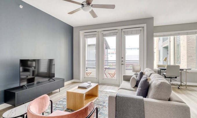 Highland Apartamento | Luxe Central Austin 1BR w/ Gym, Pool & W/D, nr cafe, by Blueground