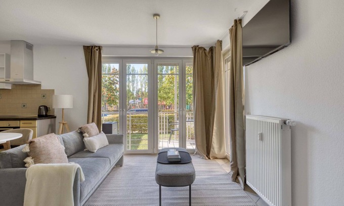 Cents Apartamento | Luxe Cents Studio w/ Balcony & Elevator, nr Bus Station, by Blueground