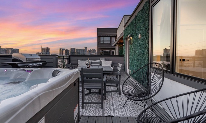 Edgehill Cabaña | Luxe-cowboy Country-rooftop Patio-downtown Living