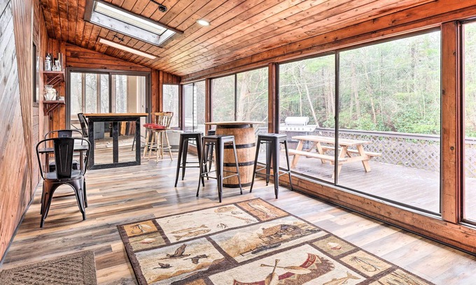 Canadensis Cabina | Luxe Cresco Lodge on Creek w/ Movie Theater & Deck