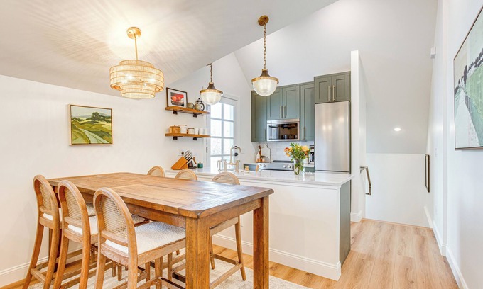 Sloan Lake Apartamento | Luxe Designer Flat on Sloans Lake w/ Rooftop Deck