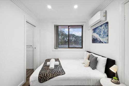 Glenfield Casa | Luxe Double Ensuite Room - Centrally Located at Glenfield