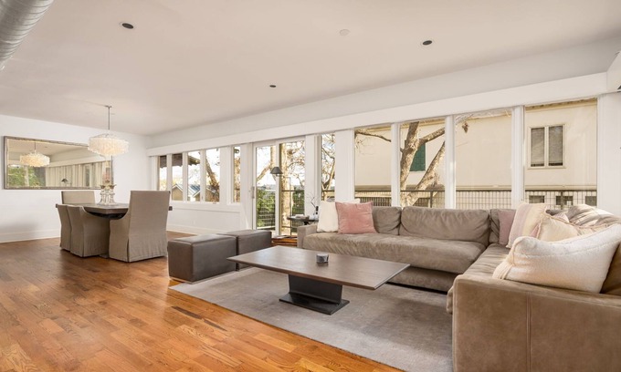 Uptown Casa | Luxe Executive Condo * 4/4 Entire Stand Alone Condo * Very Desirable Area * San Antonio Attractions