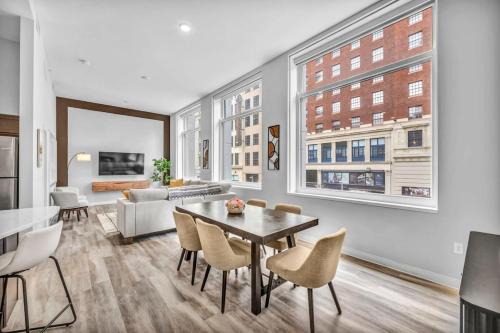 Gateway District Apartamento | Luxe Flat with Heated Pool Sauna Rooftop Deck Gym