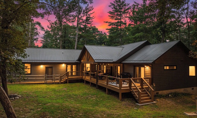 Asheville Apartamento | New, 2 mi. to Downtown, Luxury, HotTub, Forest, FirePit