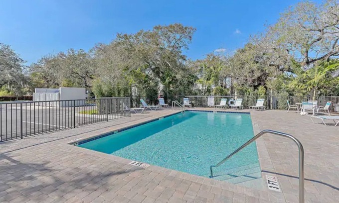 Indian Beach Sapphire Shores Apartamento | LUXE GETAWAY! New Apt, E-SCOOTERS Available, Corporate, Nurses welcome. Disney+