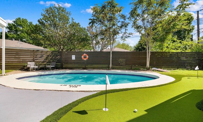 White Rock Hills Casa | Luxe Golfers' Oasis - Pool, Mini-Golf, Hot Tub!
