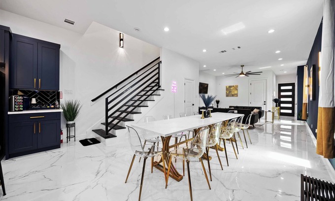 Southeast Houston Casa | Luxe Group Stay 3BR Near Med Center NRG Mins to Downtown Nightlife