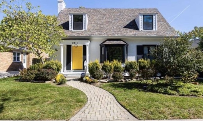 Skokie Casa | Luxe Haus of Love—Renovated 1938 Cape Cod —Heated FLRS
