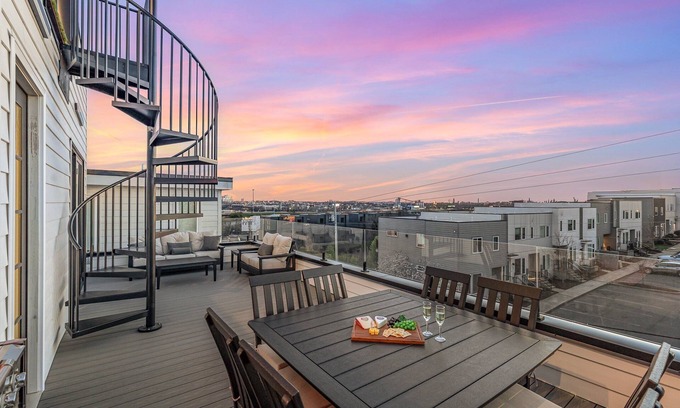 Katie Hill Neighborhood Cabaña | Luxe-high Note-2 Rooftop Decks-3 Mins to Broadway