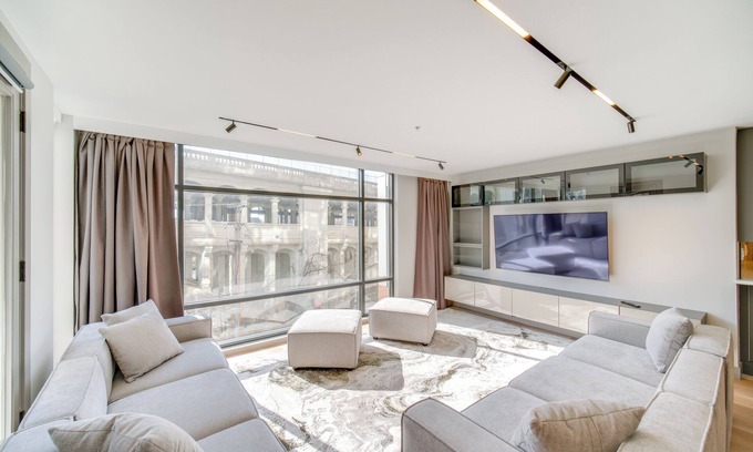 Ohio City Apartamento | Luxe High-Rise 2 Mi to Dtwn Cleveland: WFH Ready!