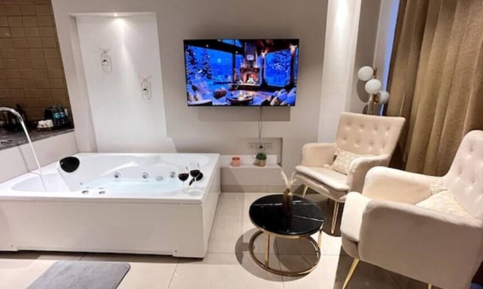 Gurugram Apartamento | Luxe Jacuzzi Heaven Heights 12th Patio 2