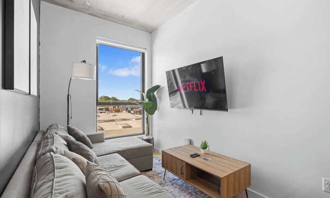 Charlotte Apartamento | Luxe King 2BR Suite in South End Charlotte!